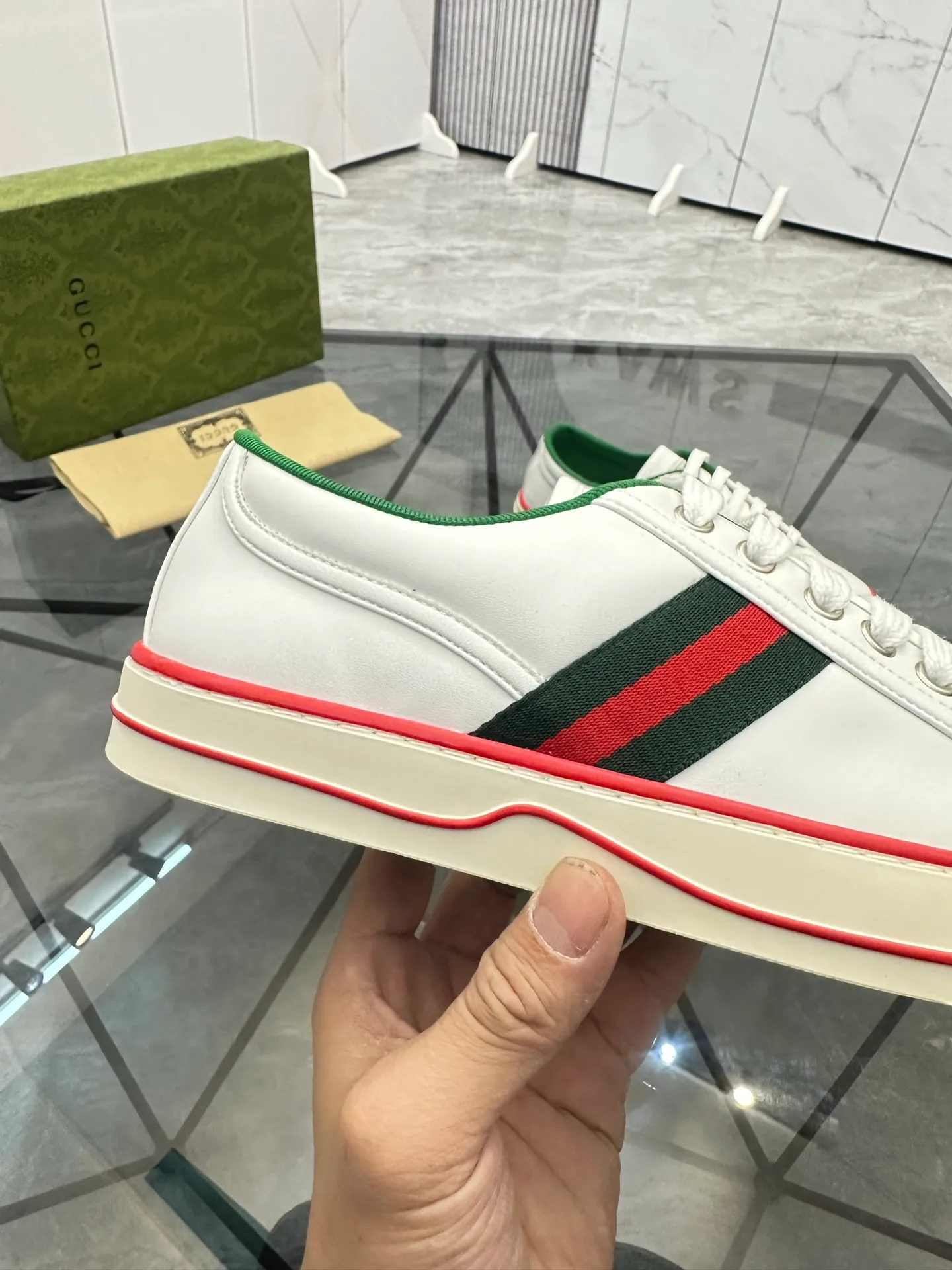 Men's shoes: 💰P380¥ Product trademark: Gucci* "Gucci*" low-cut casual shoes Regular size: 38-44 (can be customized to 45.46.) Product material: imported cowhide upper, breathable lining, original outsole. Number: 661